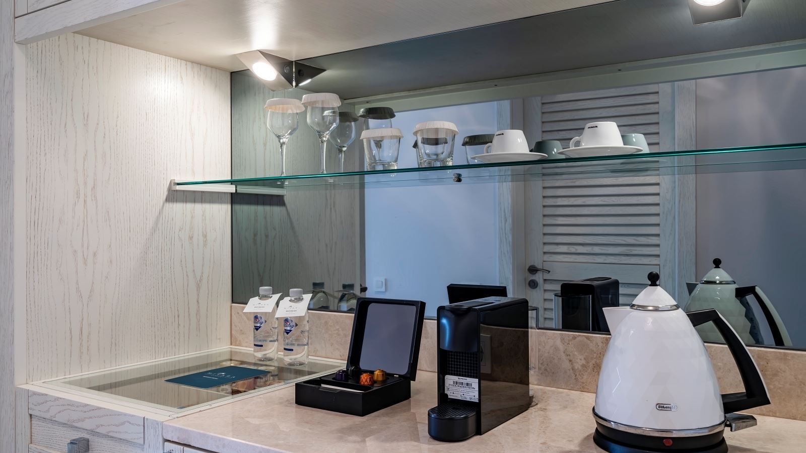 rooms-exclusive-suite-with-living-room