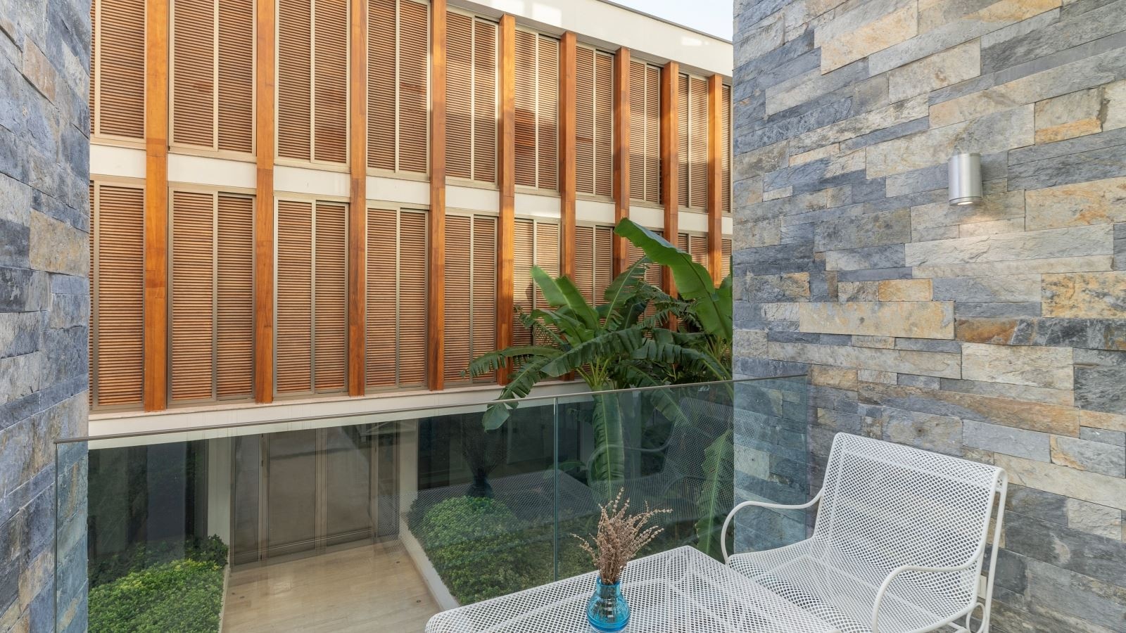 rooms-exclusive-suite-with-living-room