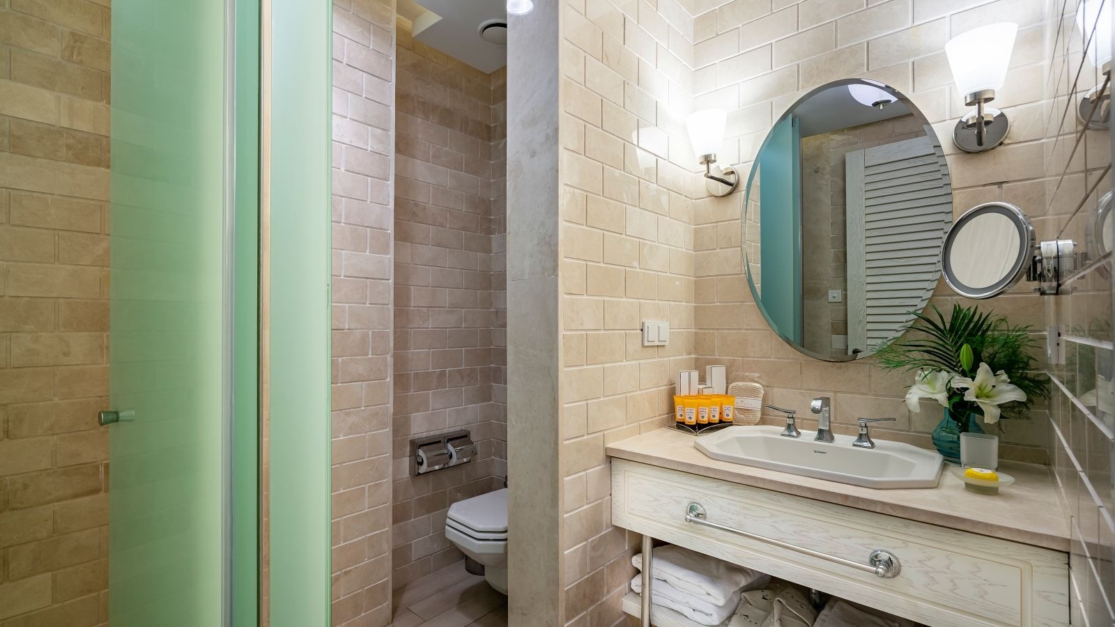 rooms-exclusive-suite-with-living-room