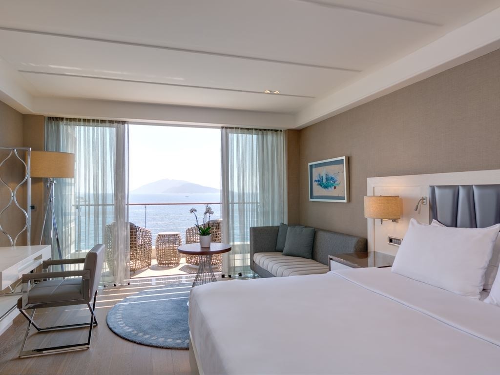 rooms-deluxe-room-sea-view-balcony