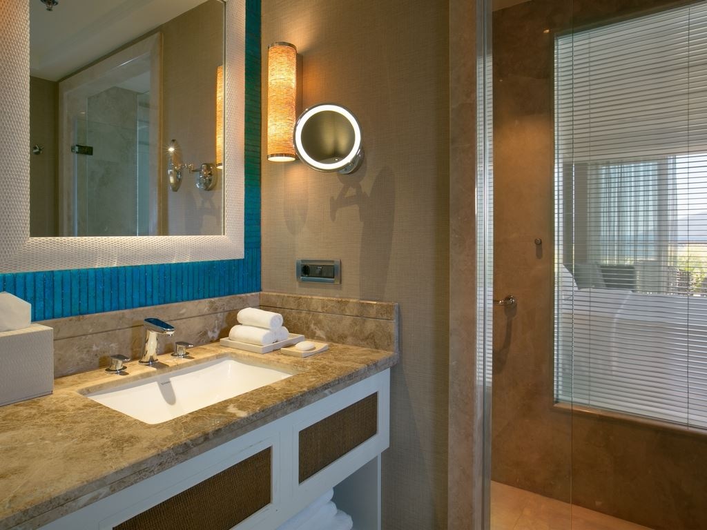 rooms-deluxe-room-sea-view-balcony