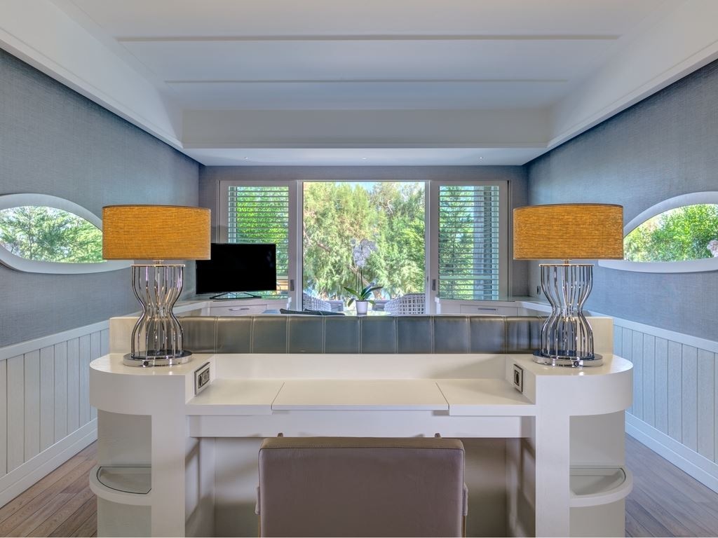 rooms-deluxe-marine-room-sea-view-balcony