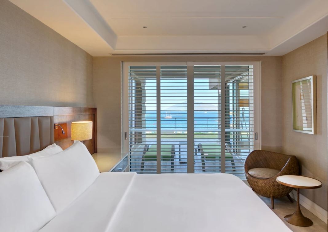 rooms-two-bedroom-suite-sea-view-balcony