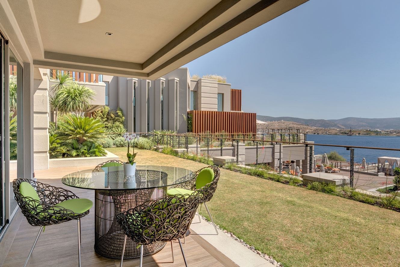 rooms-two-bedroom-suite-sea-view-balcony