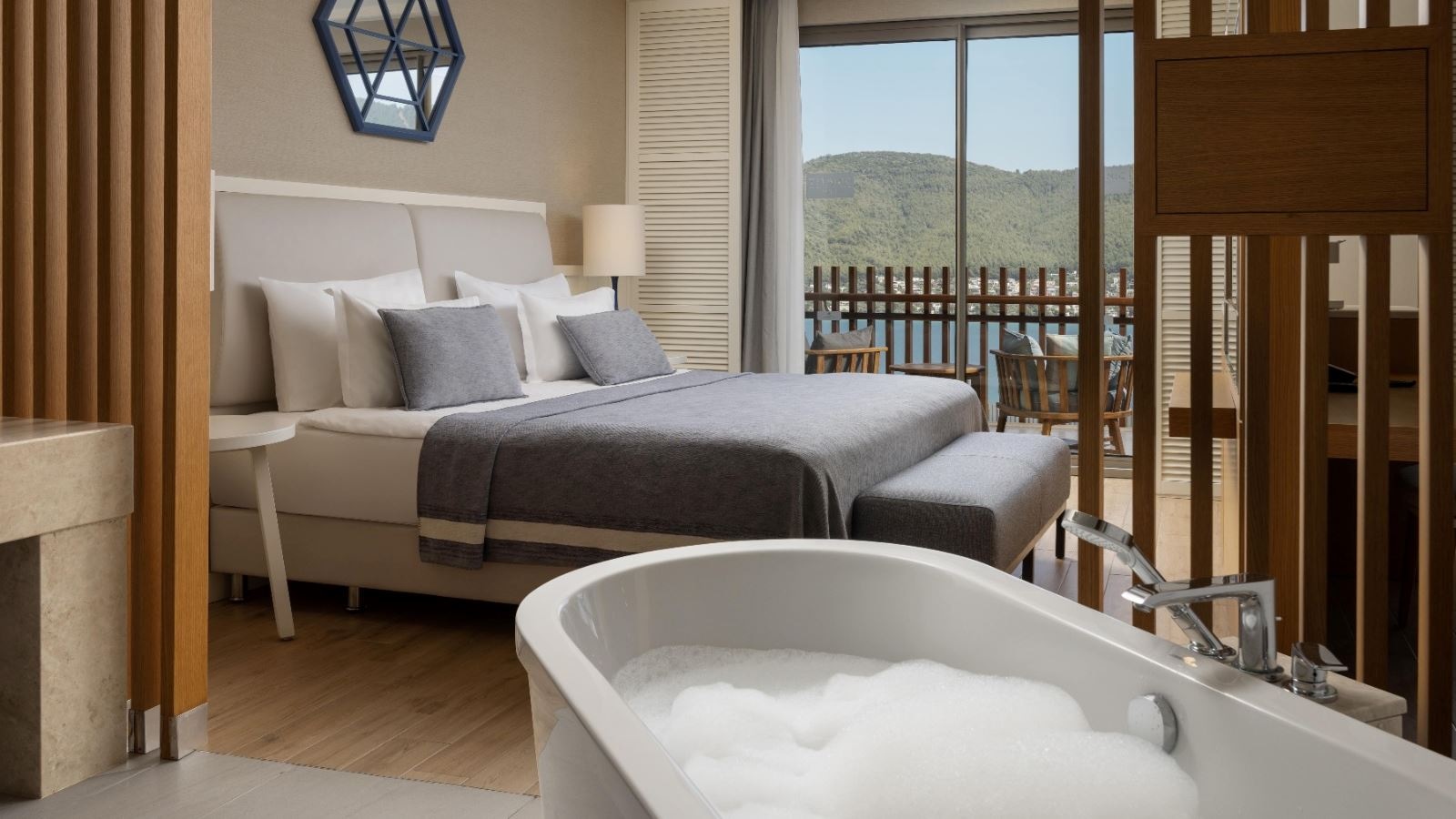 rooms-deluxe-room-sea-view-balcony-or-terrace