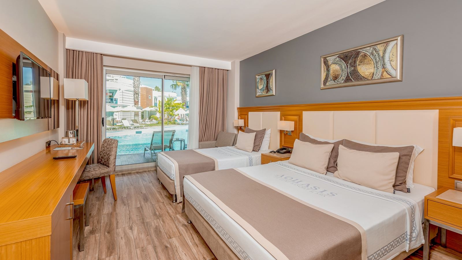 rooms-lake-swimup-room