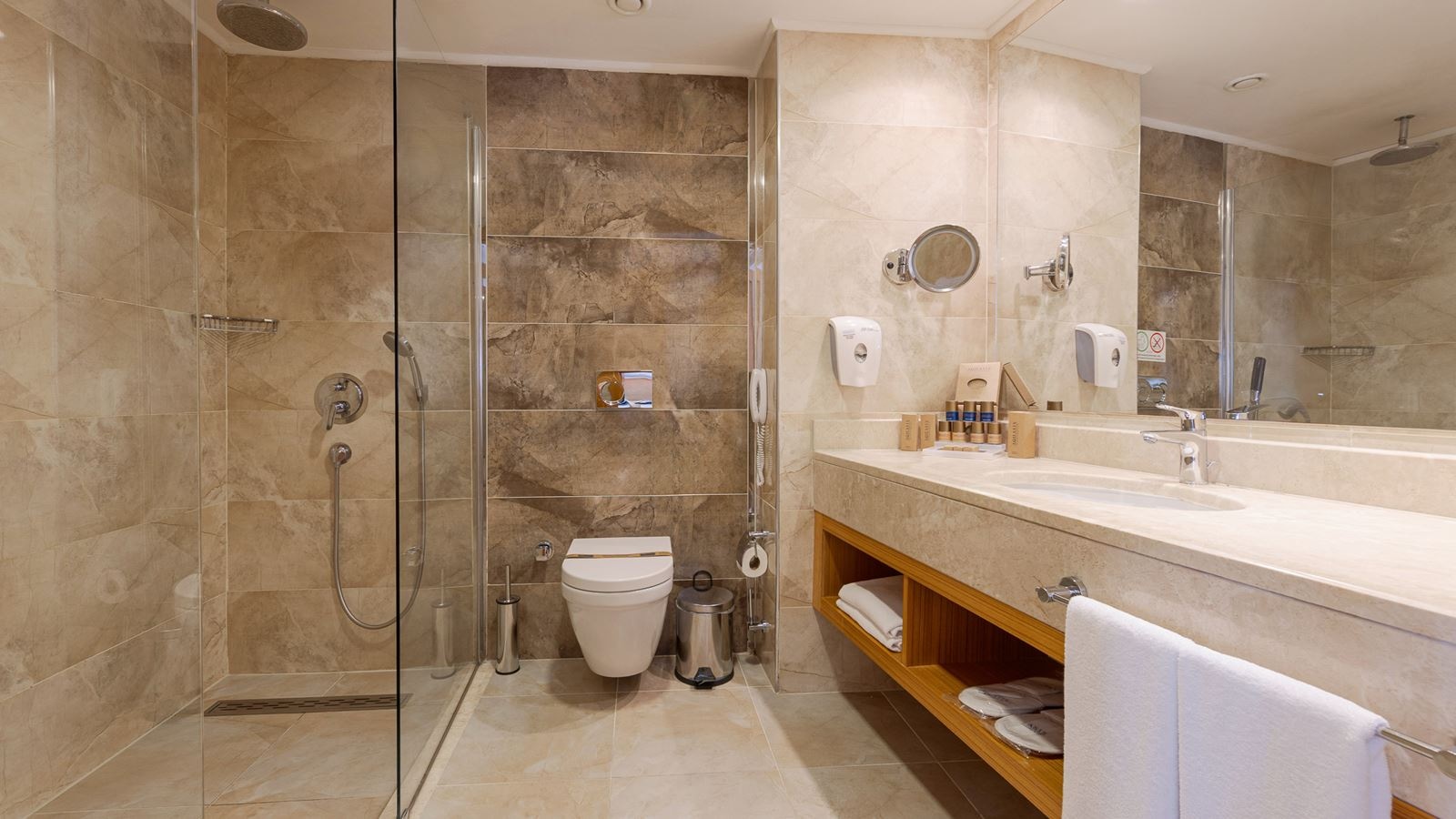 rooms-lake-swimup-room