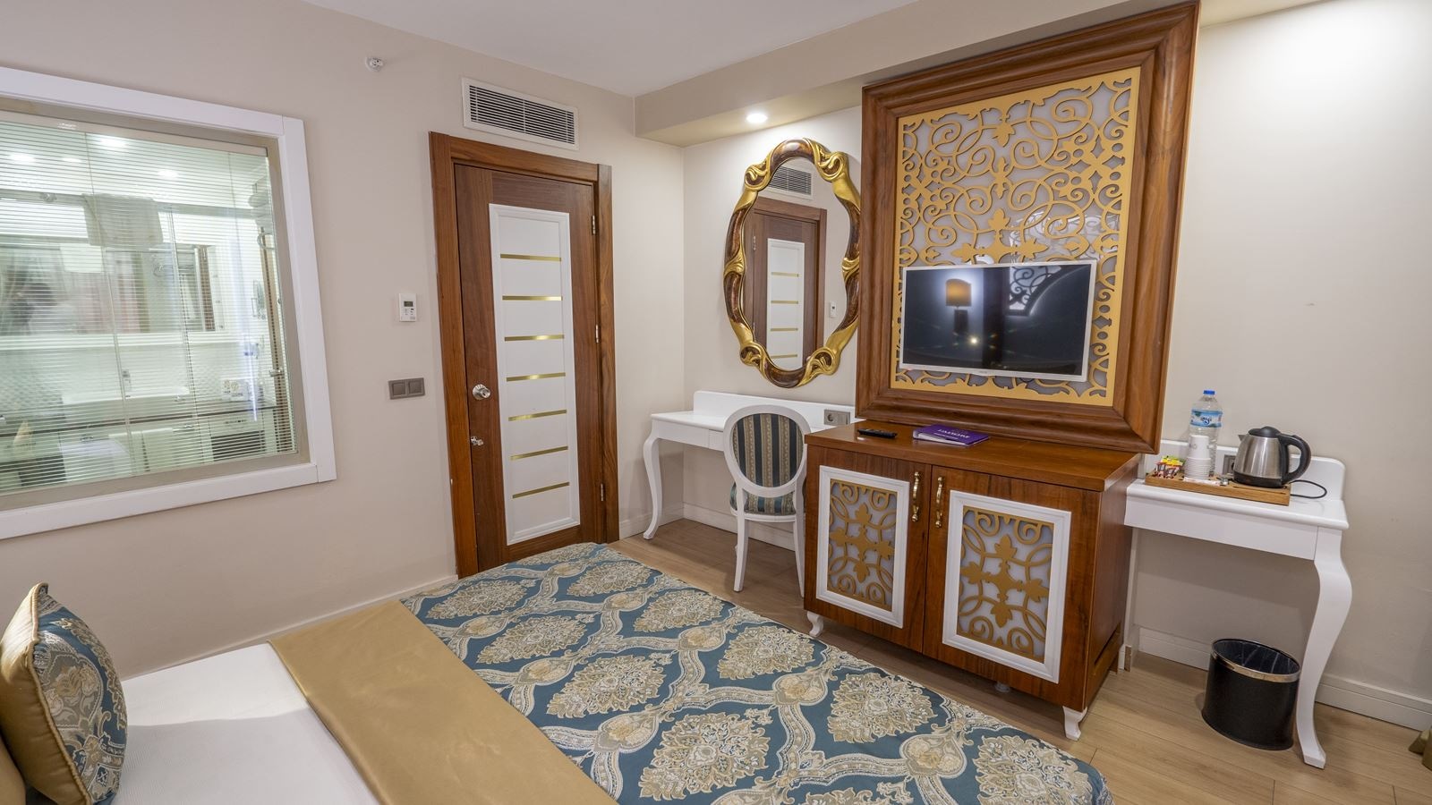 rooms-family-room-land-view-2-bedrooms