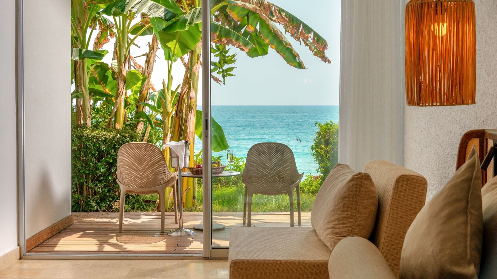 rooms-deluxe-beach-side-room