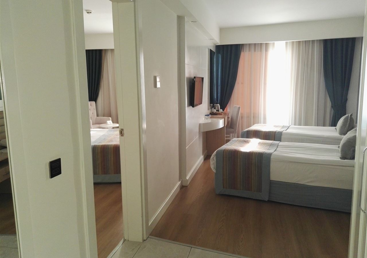 rooms-family-room-land-view