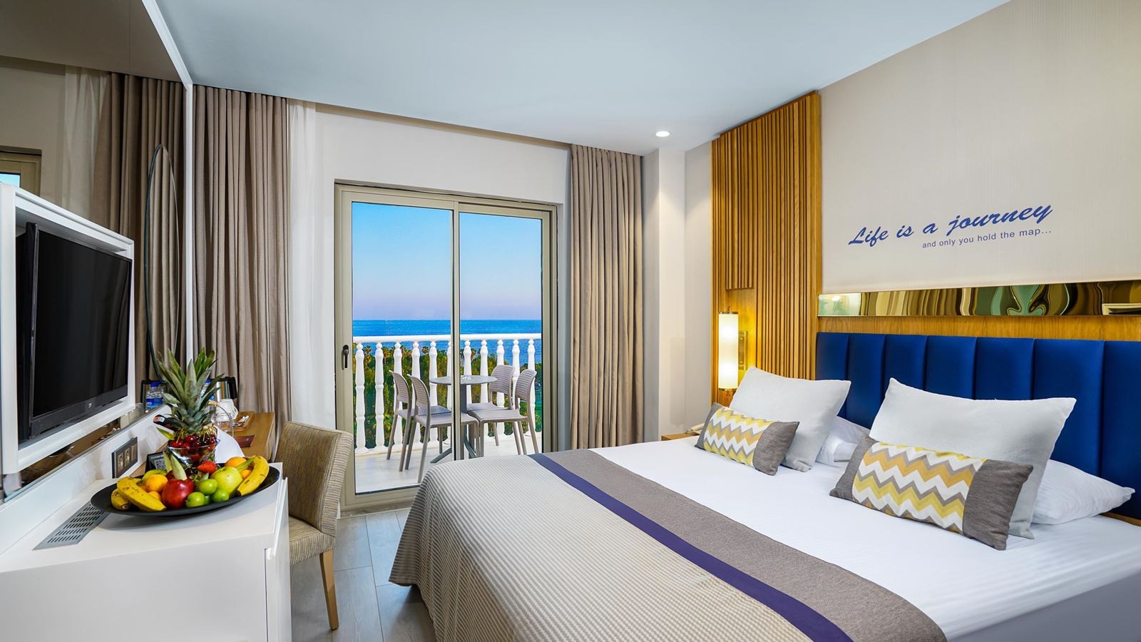 rooms-family-room-sea-view