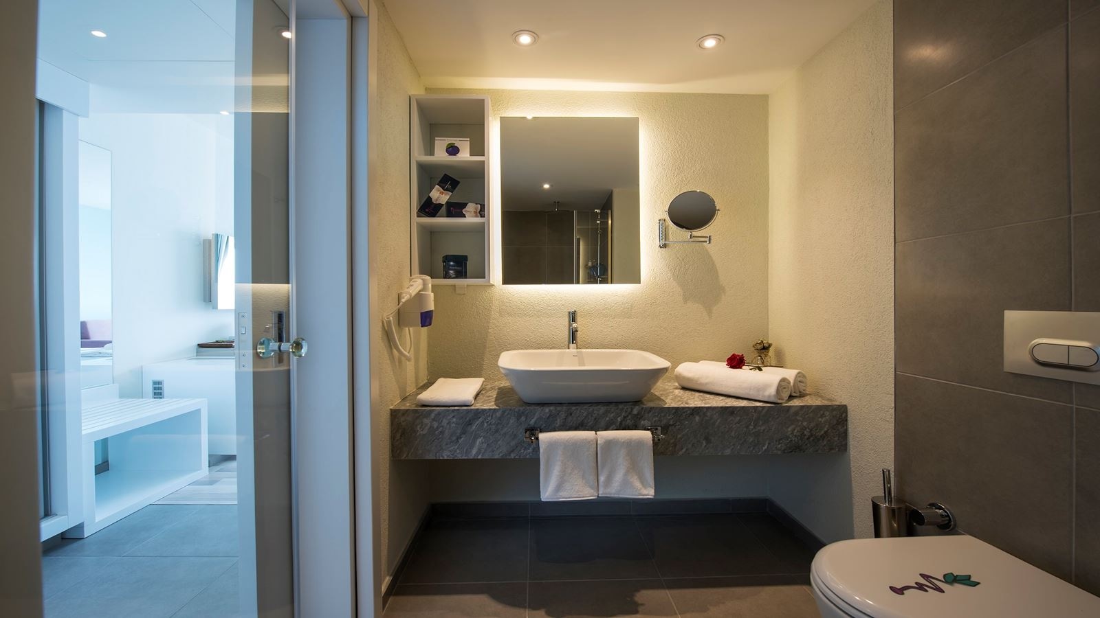 rooms-deluxe-room-land-view