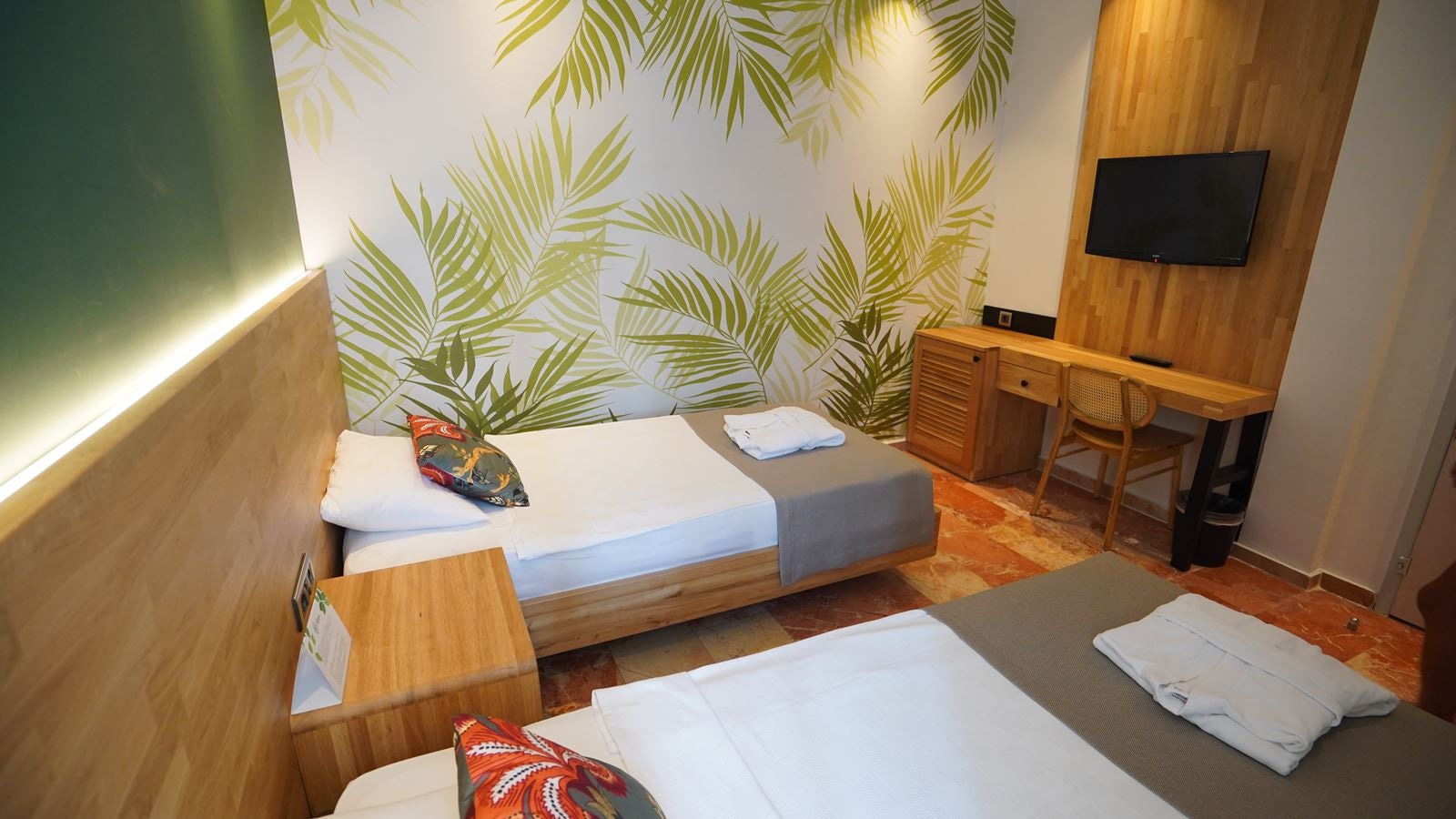 rooms-club-deluxe-family-room