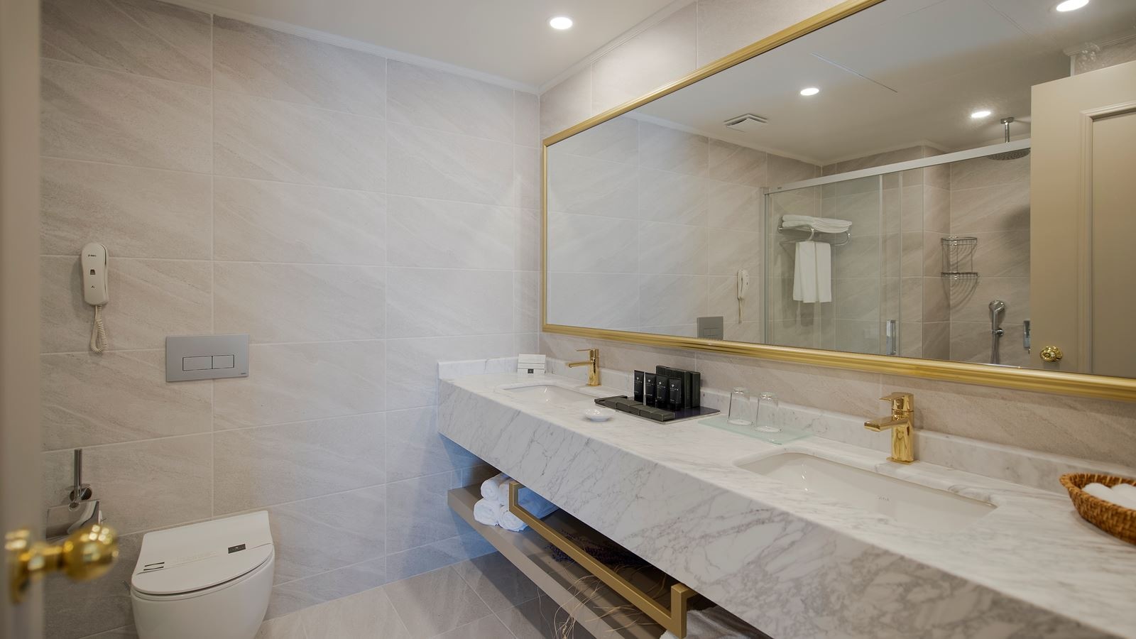 rooms-suit-room-land-view