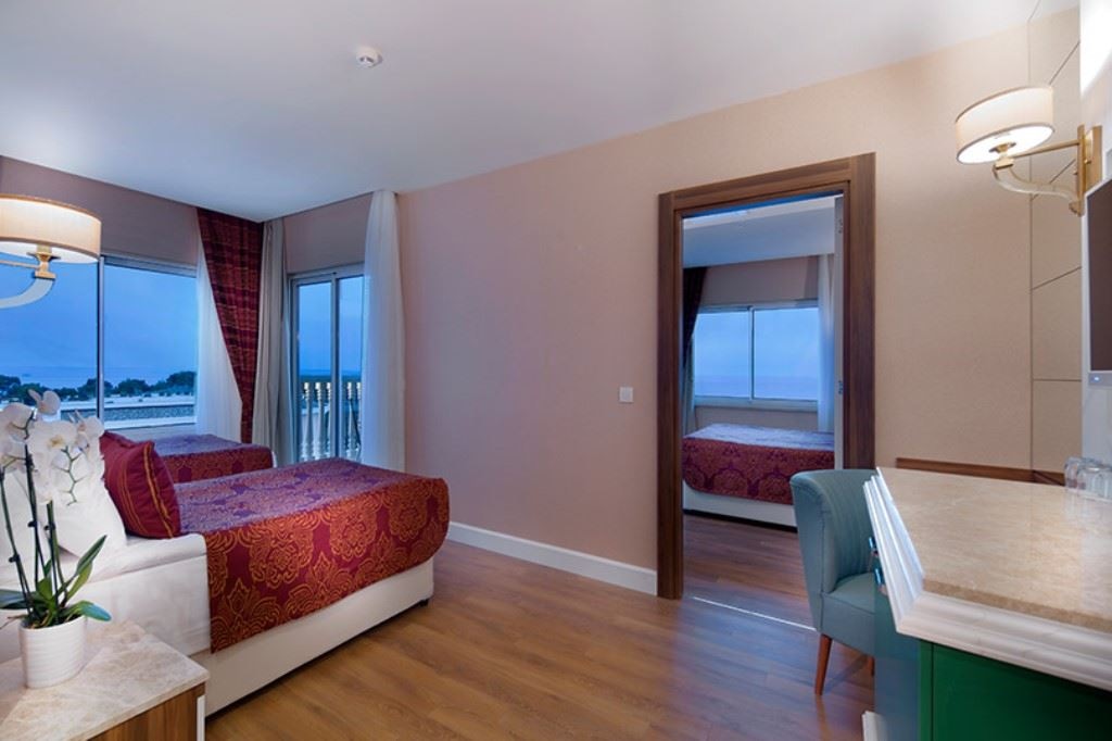 rooms-family-room-sea-view