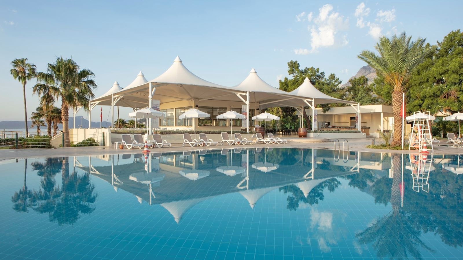 restaurants-relax-pool-bar