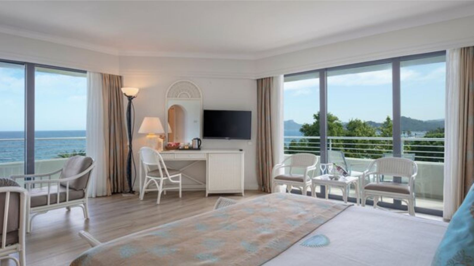 rooms-park-building-corner-room