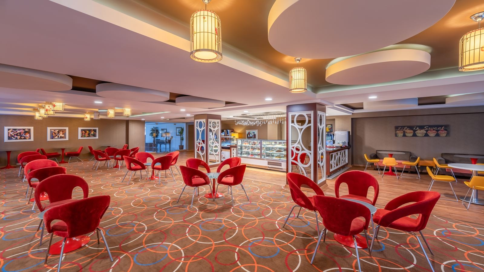 restaurants-coffee-and-cake-royals-cake