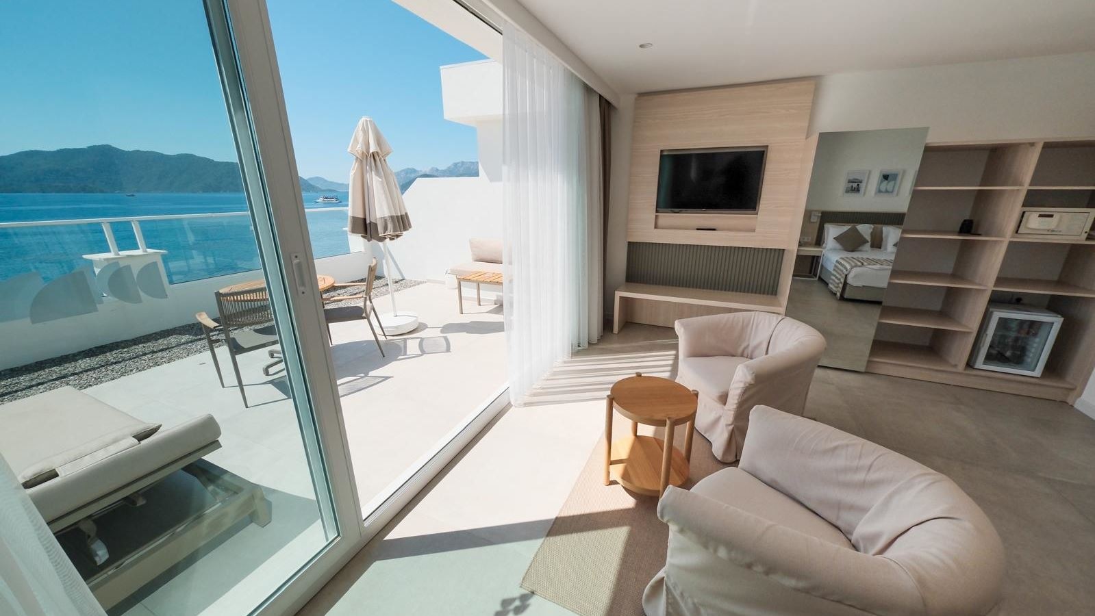 rooms-terrace-deluxe-sea-view