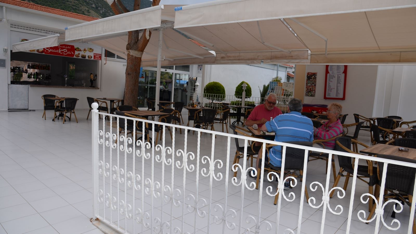 restaurants-pool-bar