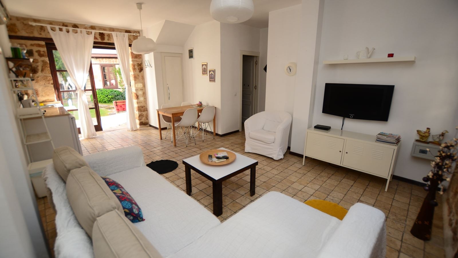 rooms-apart-room-with-kitchen