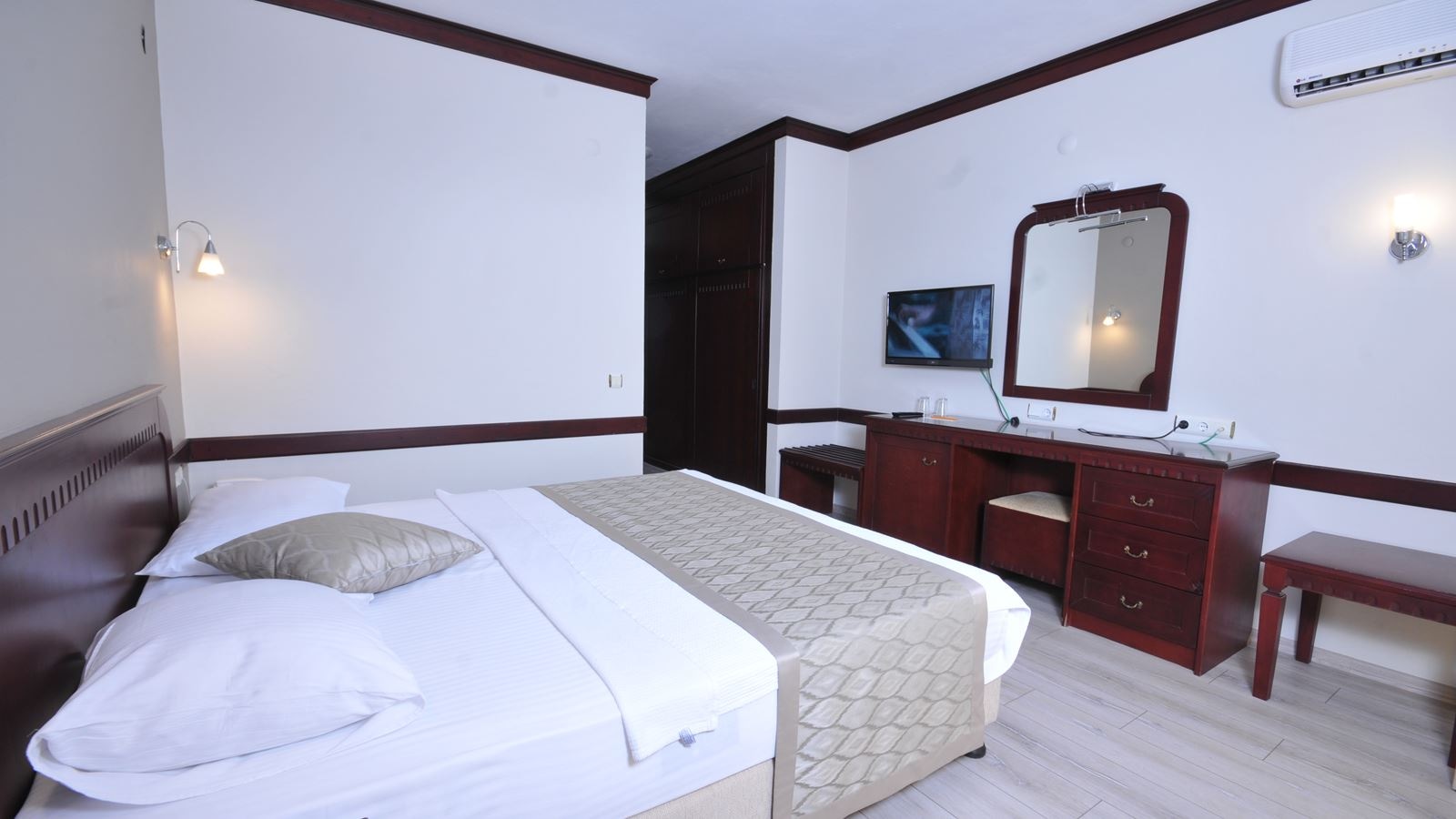 rooms-standard-room-land-view