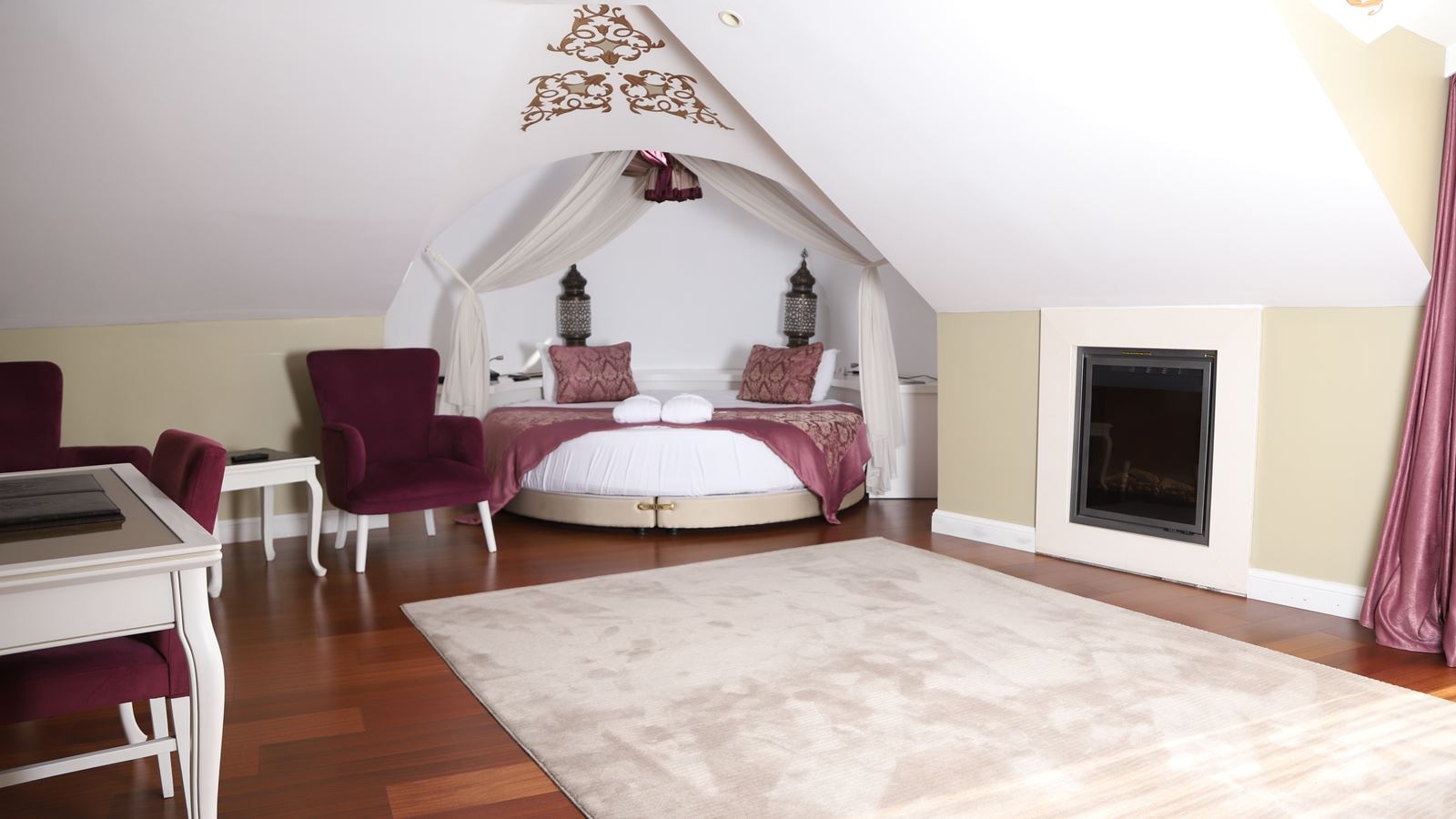 rooms-suite-deluxe-queen-bed