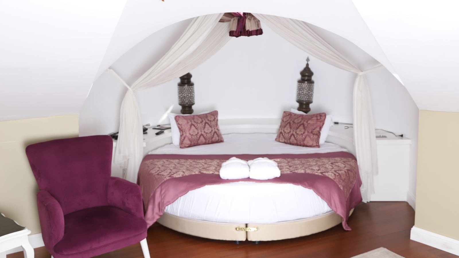 rooms-suite-deluxe-queen-bed