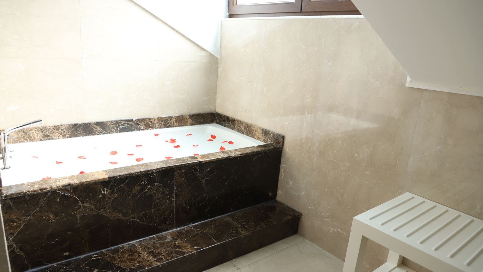 rooms-suite-deluxe-queen-bed