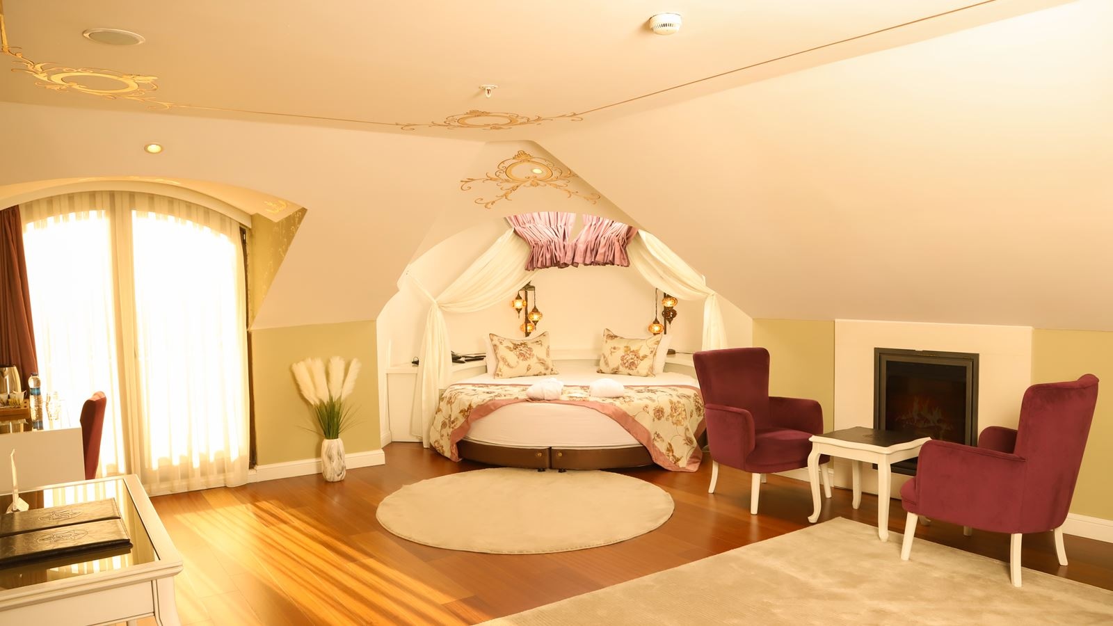 rooms-suite-deluxe-king-bed