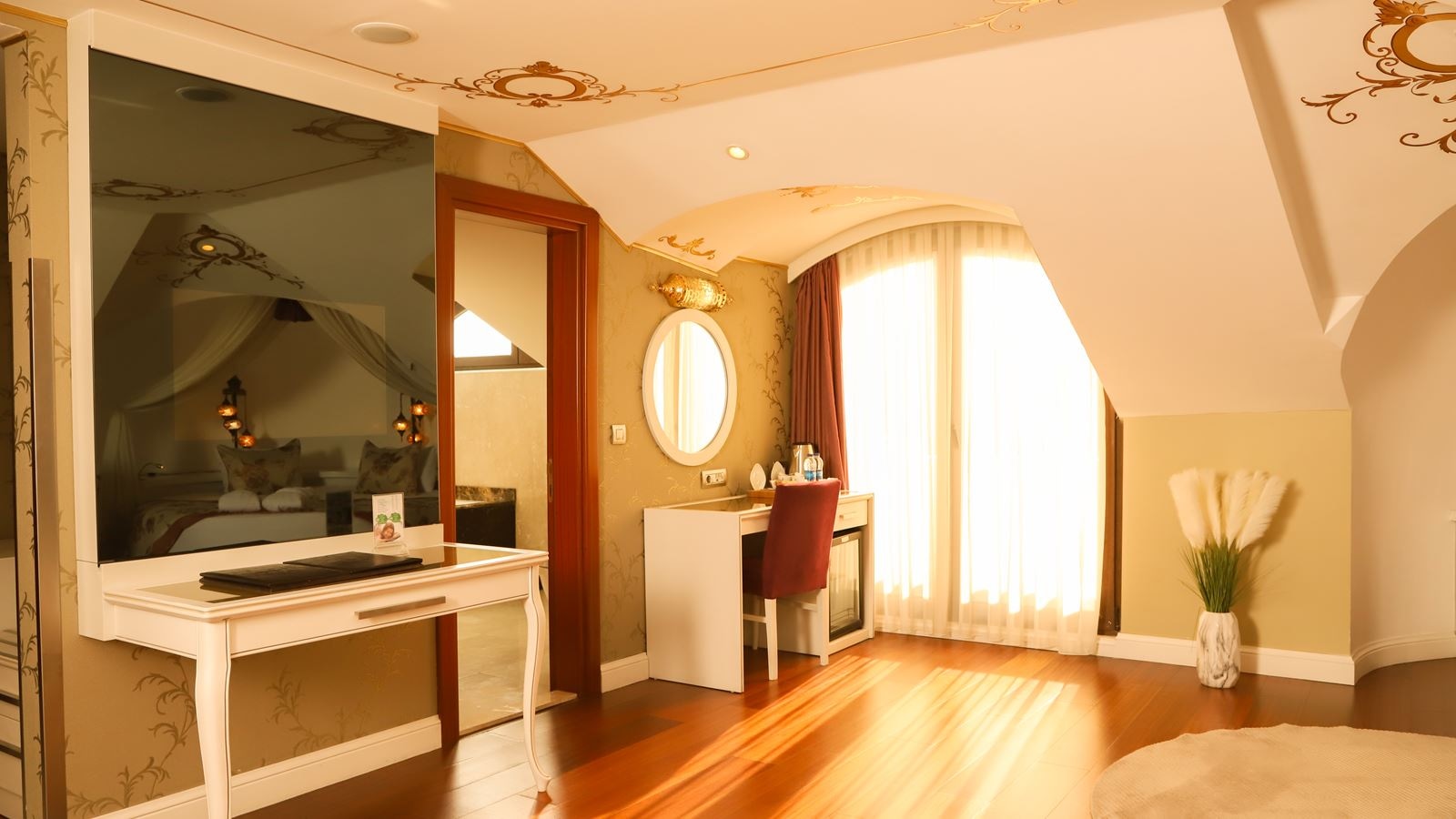 rooms-suite-deluxe-king-bed