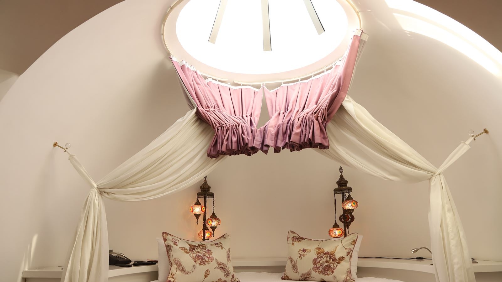 rooms-suite-deluxe-king-bed