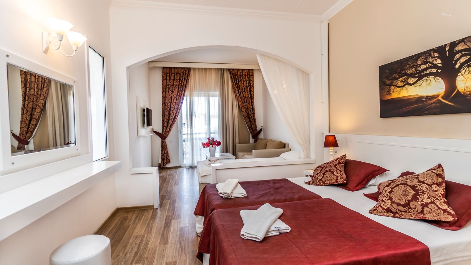 rooms-large-room-pool-view