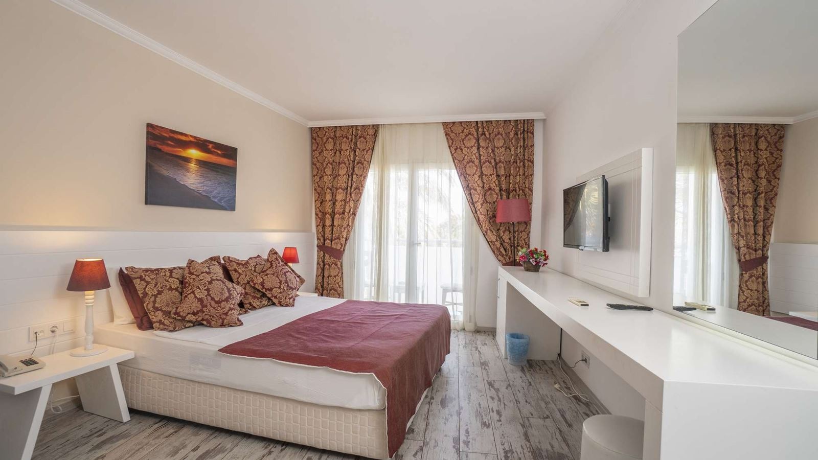 rooms-standard-room-pool-view