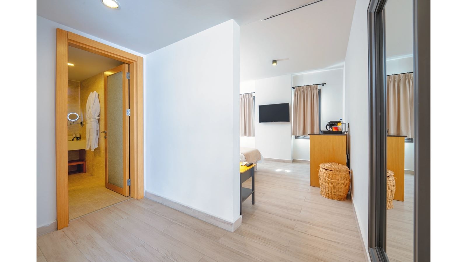 rooms-standard-room-sea-view-with-balcony