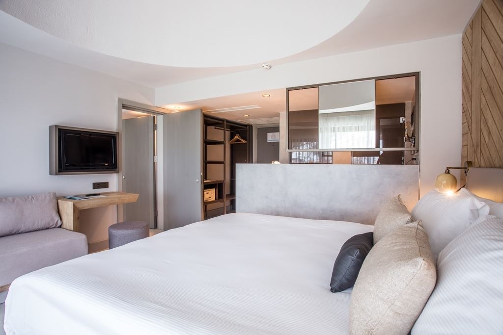 rooms-family--connection-land-view