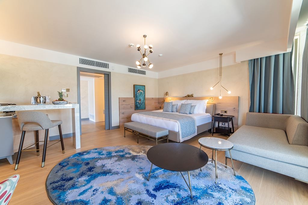 rooms-lake-house-suite-with-jacuzzi