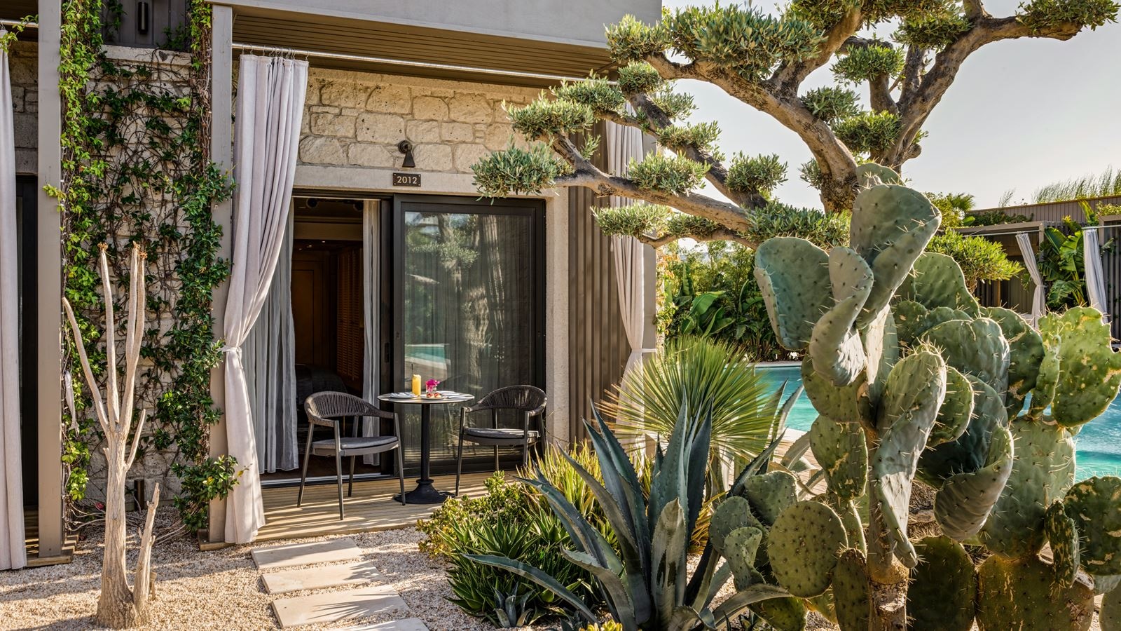 rooms-comfort-premium-room-garden-terrace