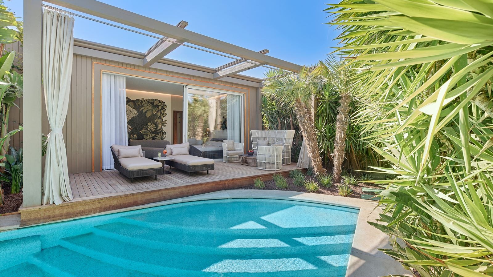 rooms-laguna-private-grand-suite-swim-up