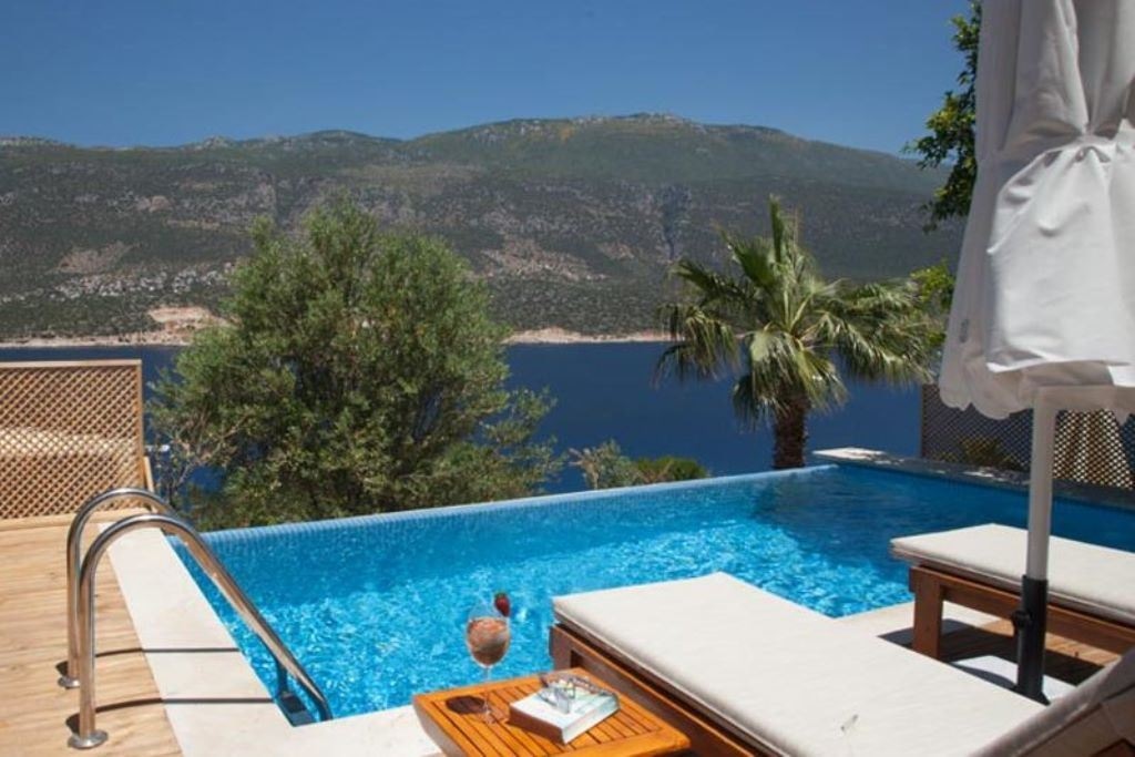 rooms-deluxe-pool-suite