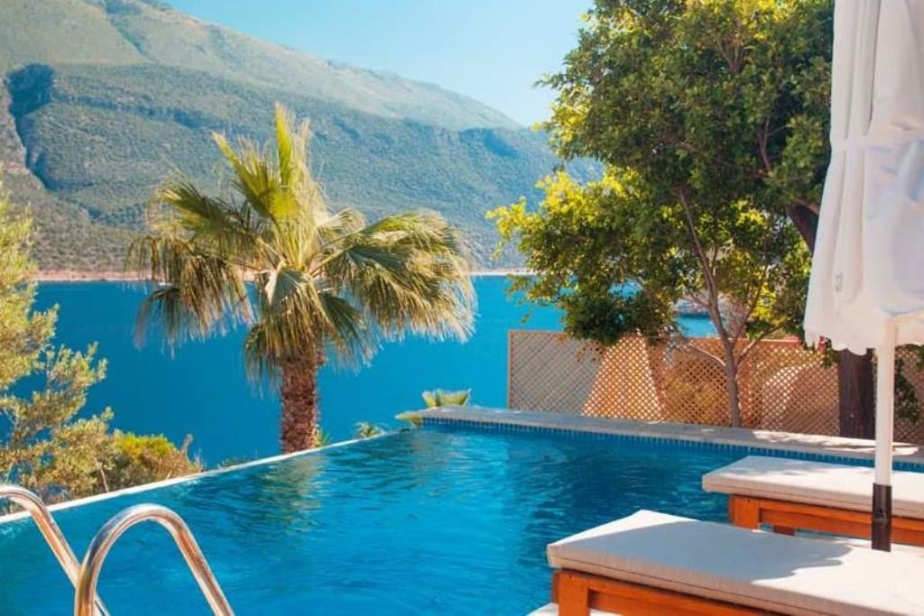 rooms-deluxe-pool-suite