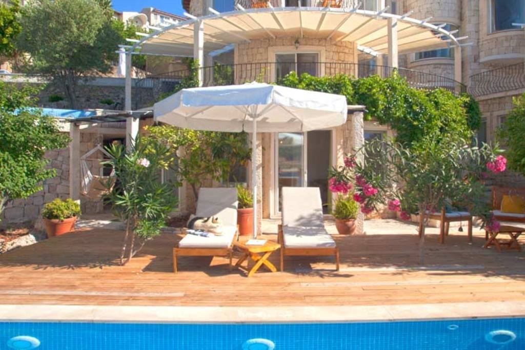 rooms-deluxe-pool-suite