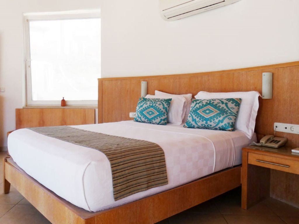 rooms-waterfront-pool-villa