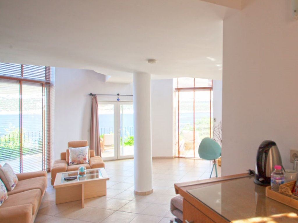 rooms-waterfront-pool-villa