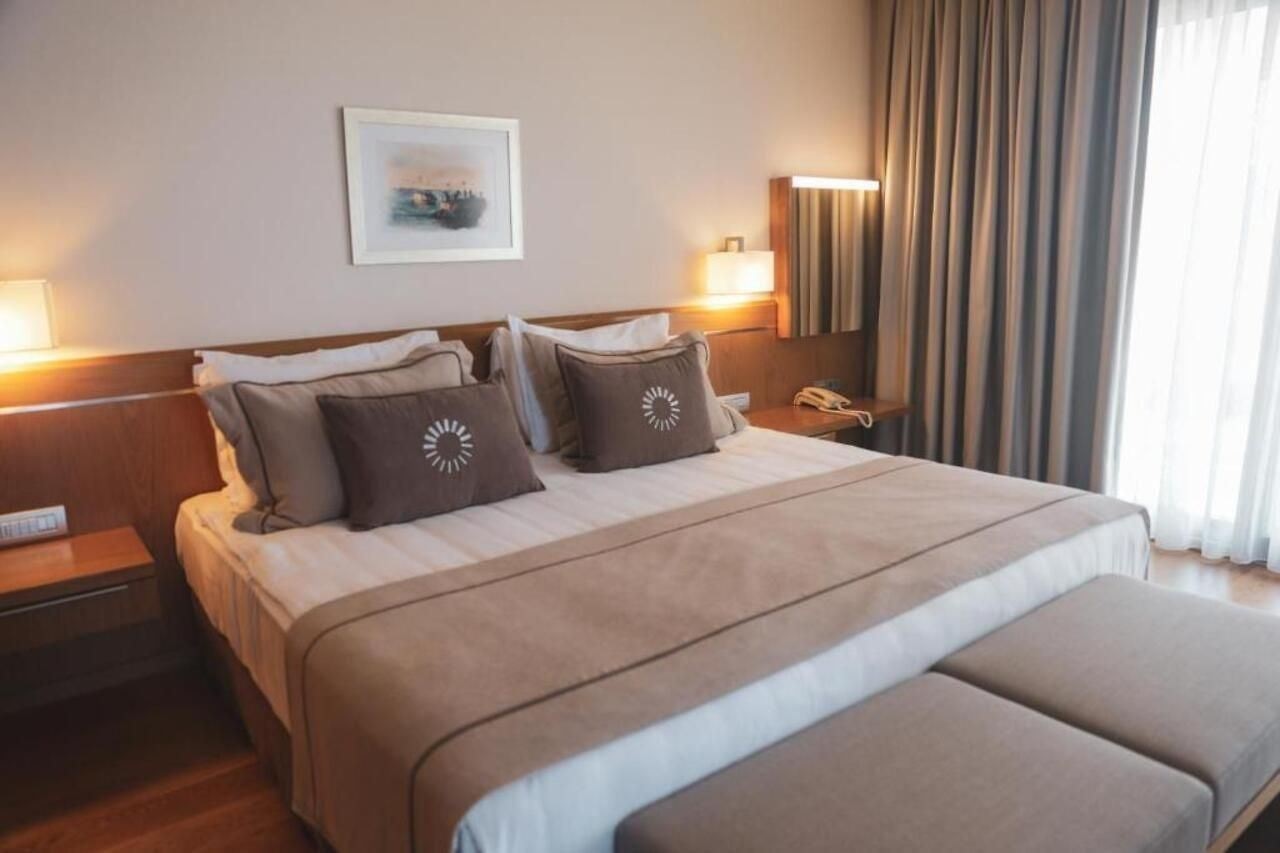 rooms-deluxe-room-seaview-with-balcony