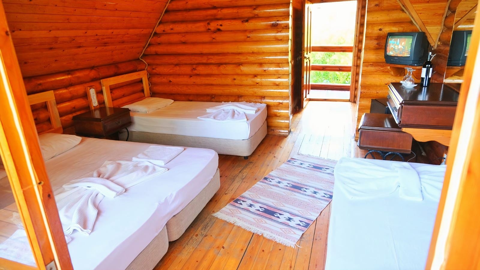 rooms-tree-bungalow-room