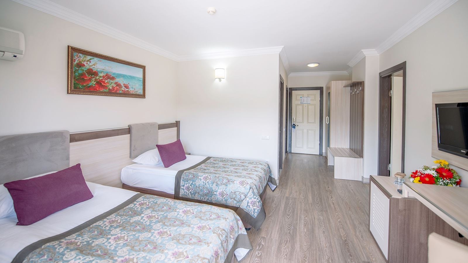 rooms-family-room-land-view