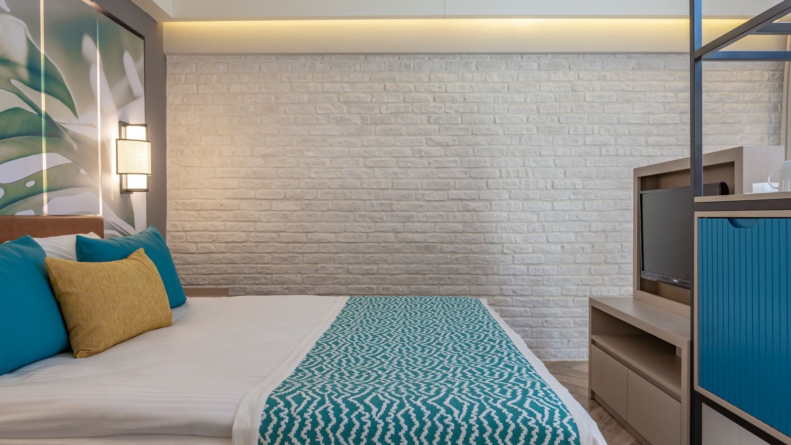 rooms-back-yard-family-room