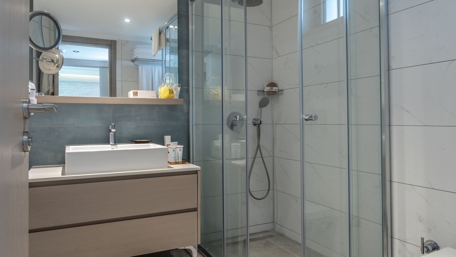 rooms-back-yard-family-room