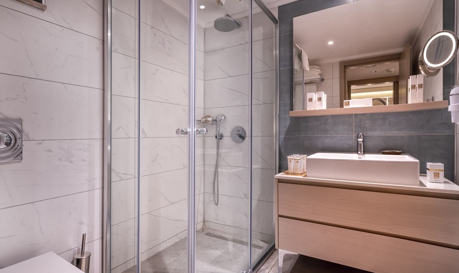 rooms-front-yard-family-room